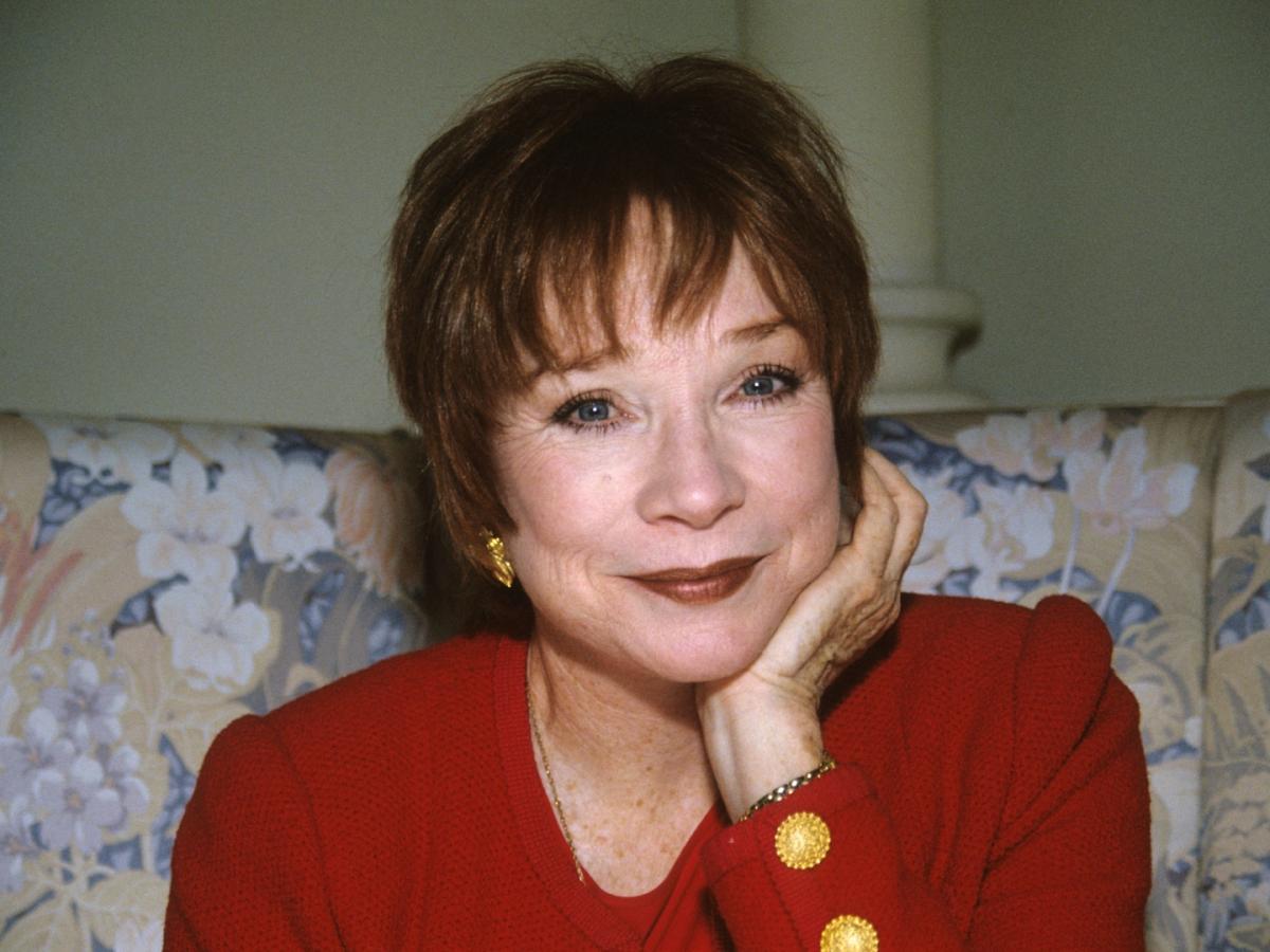 Shirley MacLaine’s extremely rare appearance shows her wearing her beautiful grey hair at the age of 90