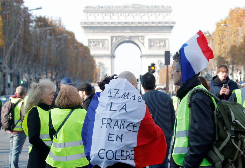 Une femme est morte à la suite d'un accident en marge d'une manifestation de "Gilets jaunes" en Savoie, a annoncé samedi le ministre de l'Intérieur, Christophe Castaner, évoquant quelque 2.000 opérations recensées sur tout le territoire. Les "Gilets jaunes" manifestent contre la hausse des taxes sur le carburant, une mobilisation protéiforme qui a pris de court gouvernement, partis politiques et syndicats. /Photo prise le 17 novembre 2018/REUTERS/Charles Platiau