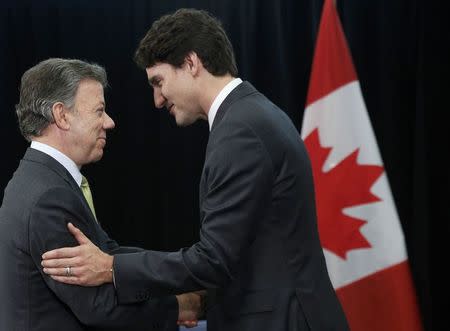 Canadian Prime Minister Justin Trudeau (R) greets President Juan Manuel Santos of Colombia before their bilateral meeting on the sidelines of the Paris Agreement on climate change held at the United Nations Headquarters in Manhattan, New York, U.S., April 22, 2016. REUTERS/Brendan McDermid