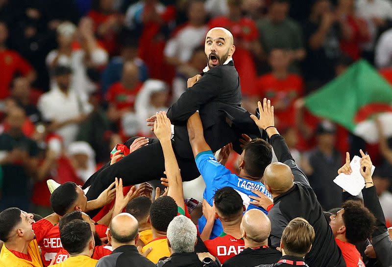 Foto del sábado del DT de Marruecos Walid Regragui celebrando con sus jugadores el pase a las semifinales del Mundial