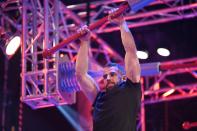 Marius Bender ("Ich habe keine Hobbys außer Sport") nahm zum ersten Mal bei "Ninja Warrior" teil - getreu seines Mottos: "Man kann alles schaffen, man muss es nur anpacken!" Der Heidelberger dürfte Blut geleckt haben, denn er bewältigte den Parcours als Neuling beinahe leichtfüßig. An der Megawall scheiterte er zwar, aber im Halbfinale ist er dabei. (Bild: TVNOW / Markus Hertrich)