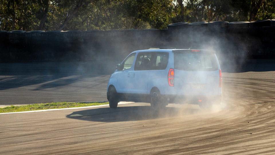 hyundai-imax-n-drift-bus (9).jpg