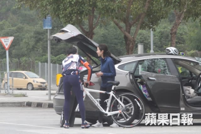 胡健燊好有風度，幫麥明詩將單車放回車尾箱。