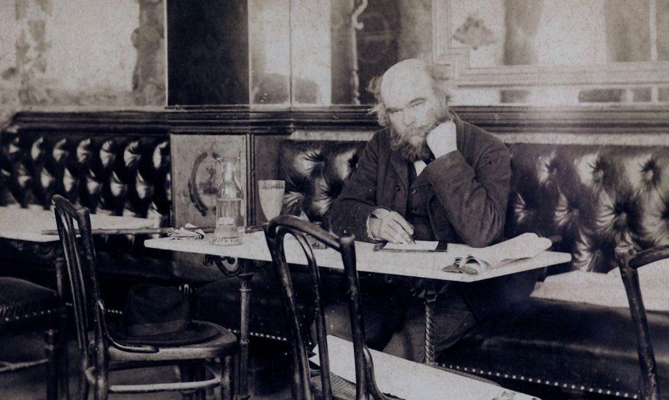 Verlaine en 1892, au café François Iᵉʳ, photographié par Dornac dans la série « Nos contemporains chez eux ».