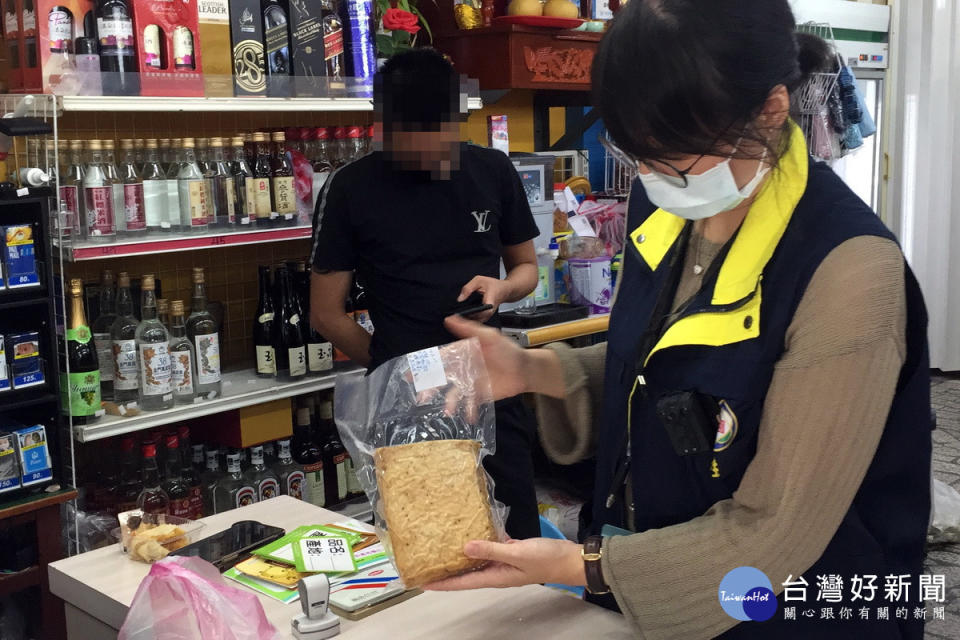 桃園市政府衛生局稽查人員於轄內商店抽驗食品。