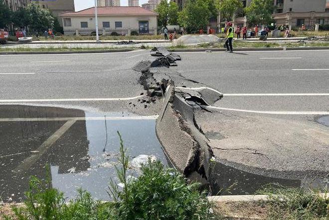 天津市津南區 2023 年發生路面沉降、地面裂開的事件，當局需要撤離近 3000 名居民。（網上圖片）