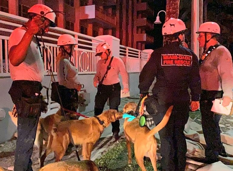 El cuerpo de bomberos rescatistas de Miami Dade Fire Rescue en Surfside, Miami tras el colapso del complejo de condominios Champlain Towers South