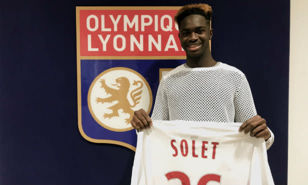 <p>L’Olympique Lyonnais tient sa première recrue hivernale. En effet, Oumar Solet (Laval, 17 ans) a été officiellement prêté aux Gones. L’OL a déboursé 550 000 euros pour obtenir le défenseur en prêt, le club lyonnais devra débourser la même somme cet été pour obtenir son transfert définitif. (Crédit photo : ol.web) </p>