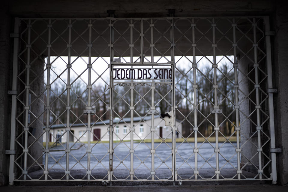 Das Eingangstor zum Konzentrationslager Buchenwald. Dort steht die Redewendung "Jedem das Seine". Ein Kandidat der Vox-Datingshow "First Dates" hatte die Worte - wohl unwissentlich - auf seinem Körper tätowiert. (Bild: AP Photo / Markus Schreiber)