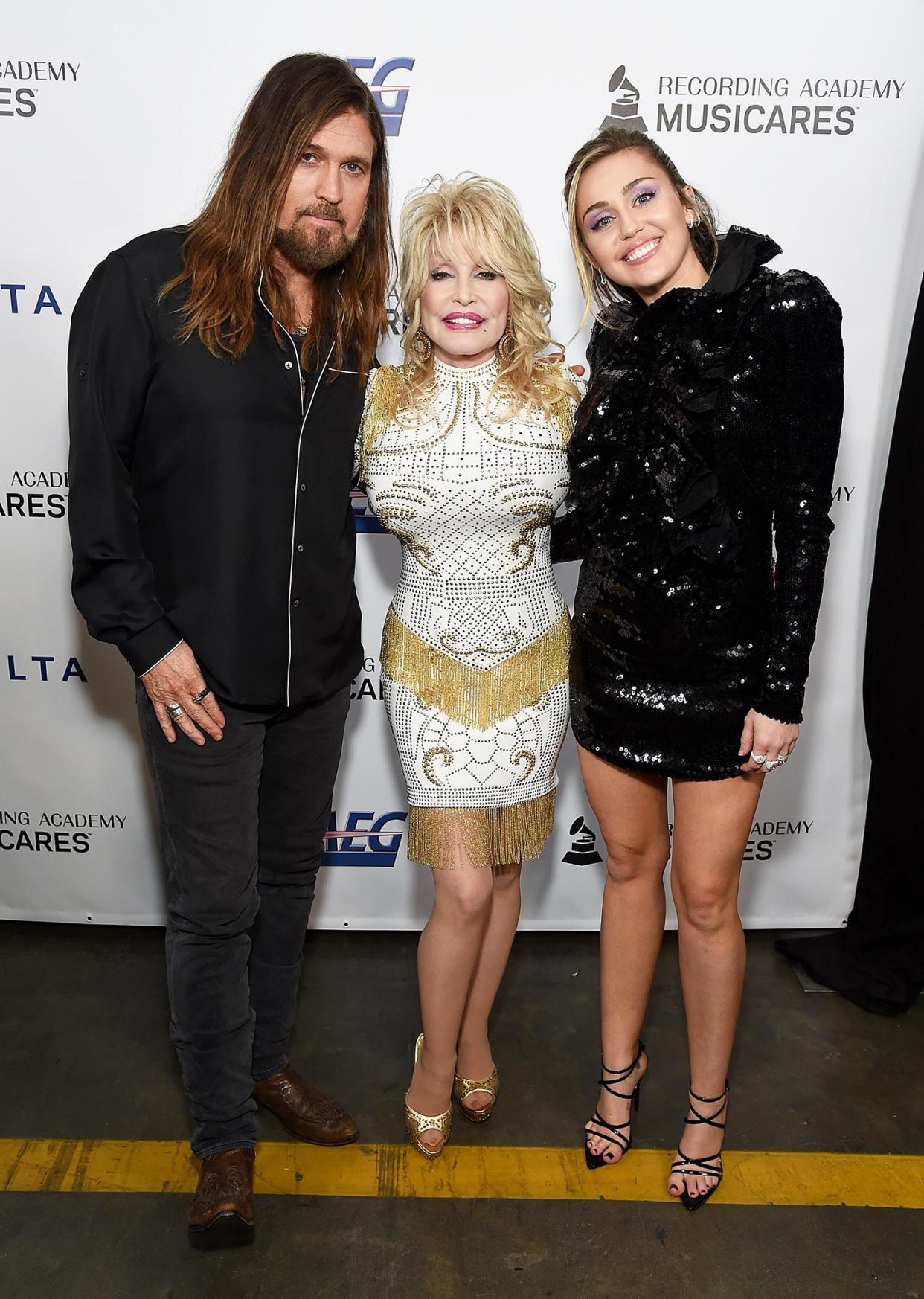 Billy Ray Cyrus Poses With Daughter Mileys Godmother Dolly Parton After Grammys Drama
