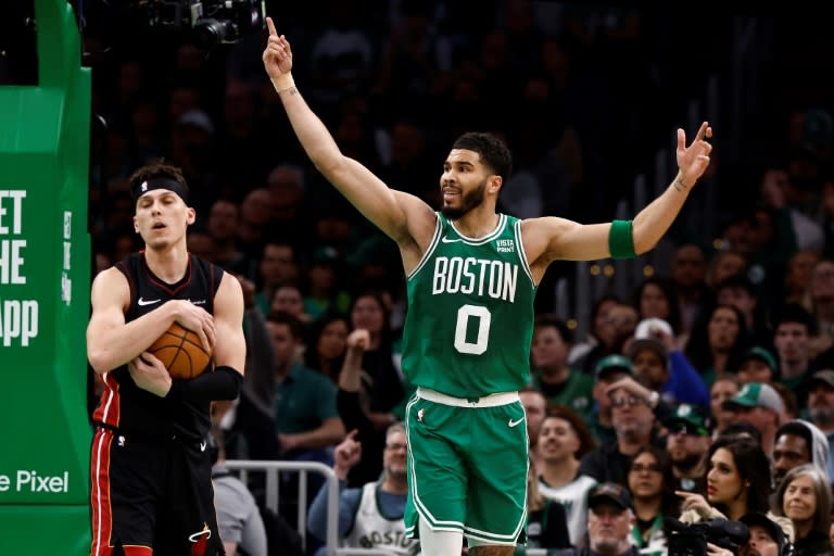 Jayson Tatum (derecha), de los Boston Celtics, protesta junto a Tyler Herro, de los Miami Heat. (Winslow Townson)