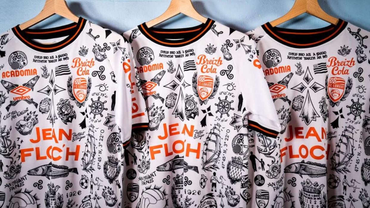 Le FC Lorient a dévoilé un maillot collector rendant hommage aux supporters du club breton grâce à un patchwork de tatouages de supporters et de joueurs du club de Ligue 1.