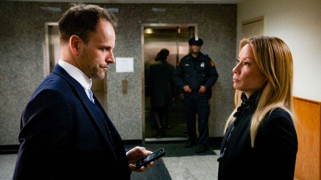  Jonny Lee Miller and Lucy Liu in 'Elementary'. 