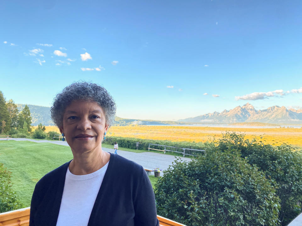 Boston Fed-president Susan Collins staat achter de Jackson Lake Lodge in Jackson Hole, waar de Kansas City Fed haar jaarlijkse economische symposium houdt, in Wyoming, VS, 24 augustus 2023. REUTERS/Anne Safire