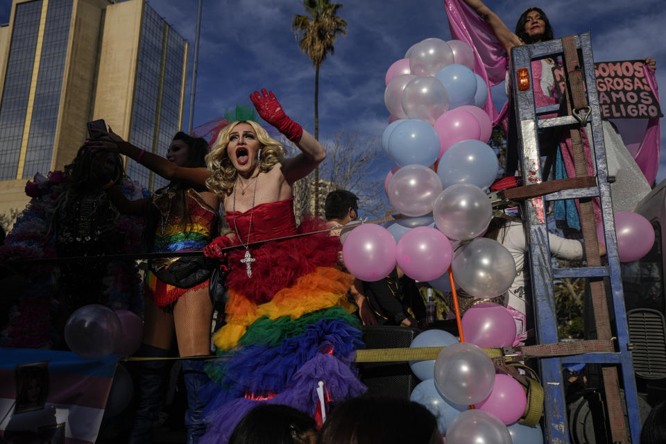 Una persona transgénero saluda desde un carro alegórico durante una marcha por la diversidad sexual, en Santiago, Chile, el sábado 25 de junio de 2022. (AP Foto/Esteban Felix)