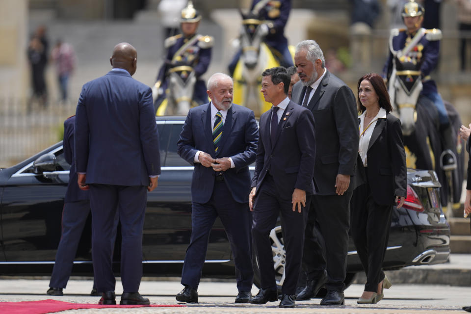 El presidente de Brasil, Luiz Inácio Lula da Silva, llega al palacio presidencial de la Casa de Nariño para una visita oficial de un día en Bogotá, Colombia, el miércoles 17 de abril de 2024. (AP Foto/Fernando Vergara)