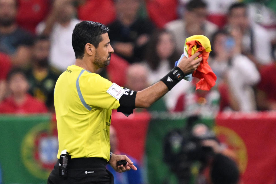 Alireza Faghani sacó la bandera del campo de juego. (Foto: KIRILL KUDRYAVTSEV/AFP via Getty Images)