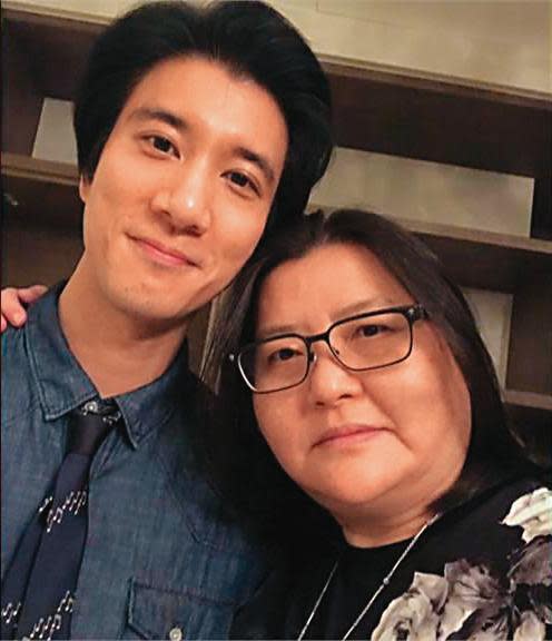  邱瓈寬（右）的寬魚國際主辦王力宏（左）「ONE Leehom Wang 一個王力宏 」演唱會，是王力宏的貴人。