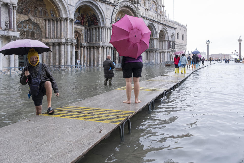 L'Amministrazione comunale di Venezia presenterà richiesta di stato di crisi alla Regione Veneto. Il sindaco Brugnaro: "Tutti i cittadini e le imprese raccolgano materiale utile a dimostrare i danni subiti con fotografie, video, documenti o altro nei prossimi giorni comunicheremo le modalità precise per la richiesta di contributo". Disposta intanto la chiusura delle scuole di Venezia e isole di ogni ordine e grado. (Photo by Stefano Mazzola/Awakening/Getty Images)