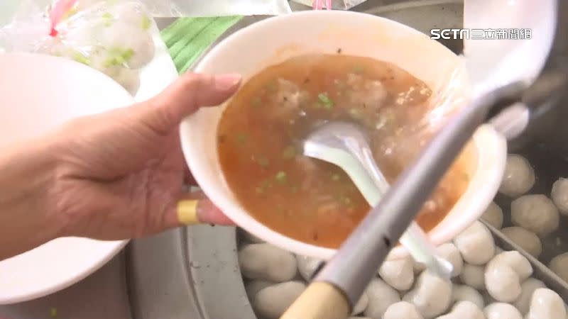 吃完肉圓，店家還提供高湯，可以混著醬汁一起喝。