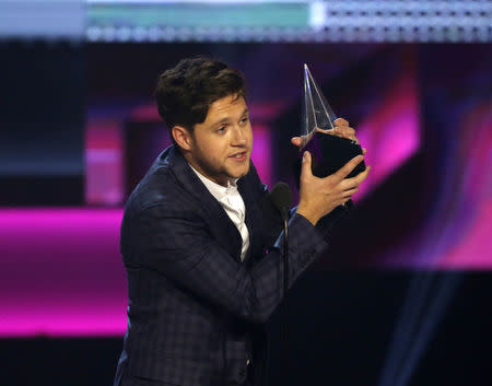 2017 American Music Awards – Show – Los Angeles, California, U.S., 19/11/2017 – Niall Horan accepts the award for New Artist of the Year. REUTERS/Mario Anzuoni