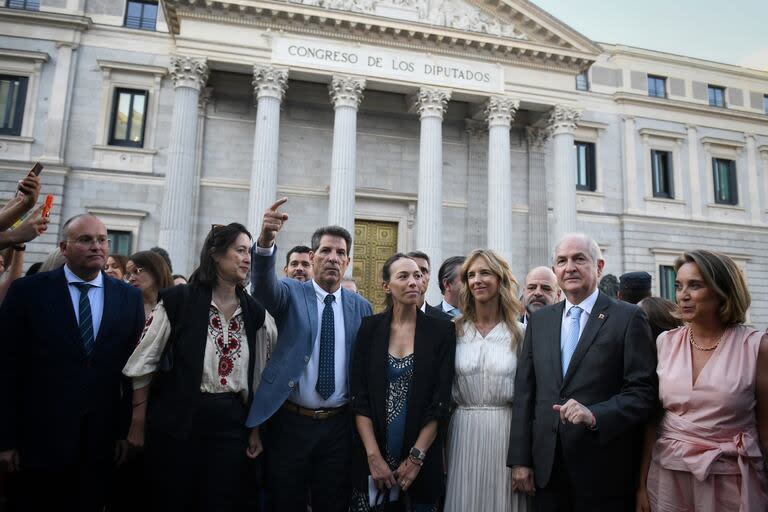   Membros da oposição venezuelana e do PP durante manifestação em frente ao Congresso dos Deputados para exigir que Edmundo González seja eleito presidente da Venezuela