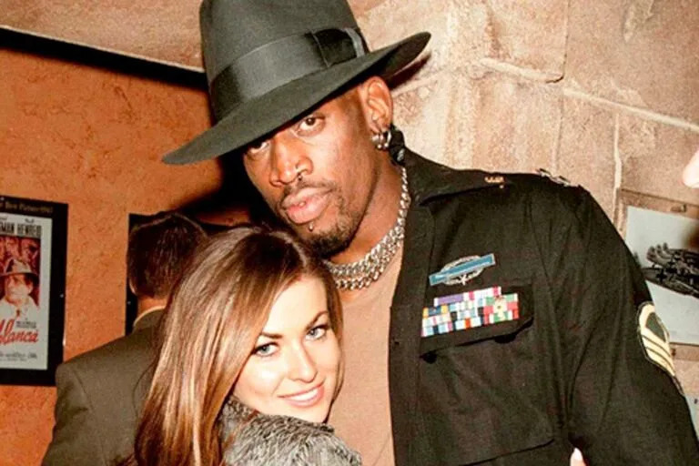 Carmen Electra junto a Dennis Rodman, con quien se casó en Las Vegas en 1998