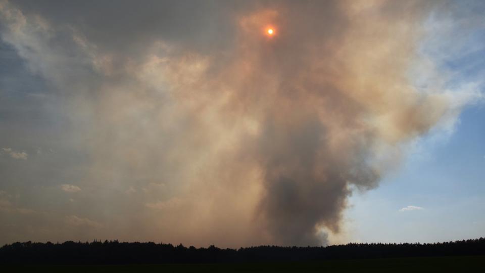 Rauchwolken steigen von einem Testgelände der Bundeswehr auf, wo seit Tagen Moorland brennt. Foto: Stephan Konjer