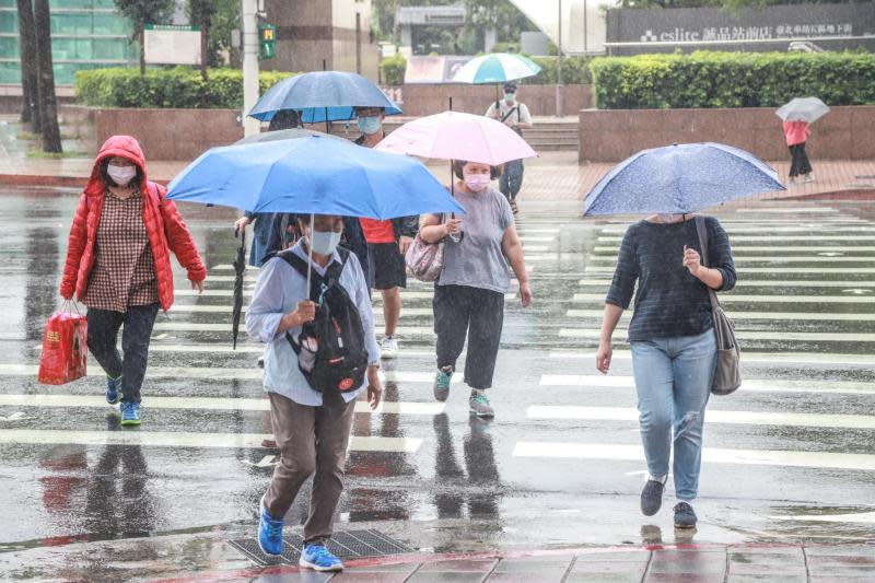 ▲中央氣象局針對全台15縣市發布豪、大雨特報，應注意雷擊、強陣風及溪水暴漲，低窪地區慎防淹水。（圖／NOWnews資料照）