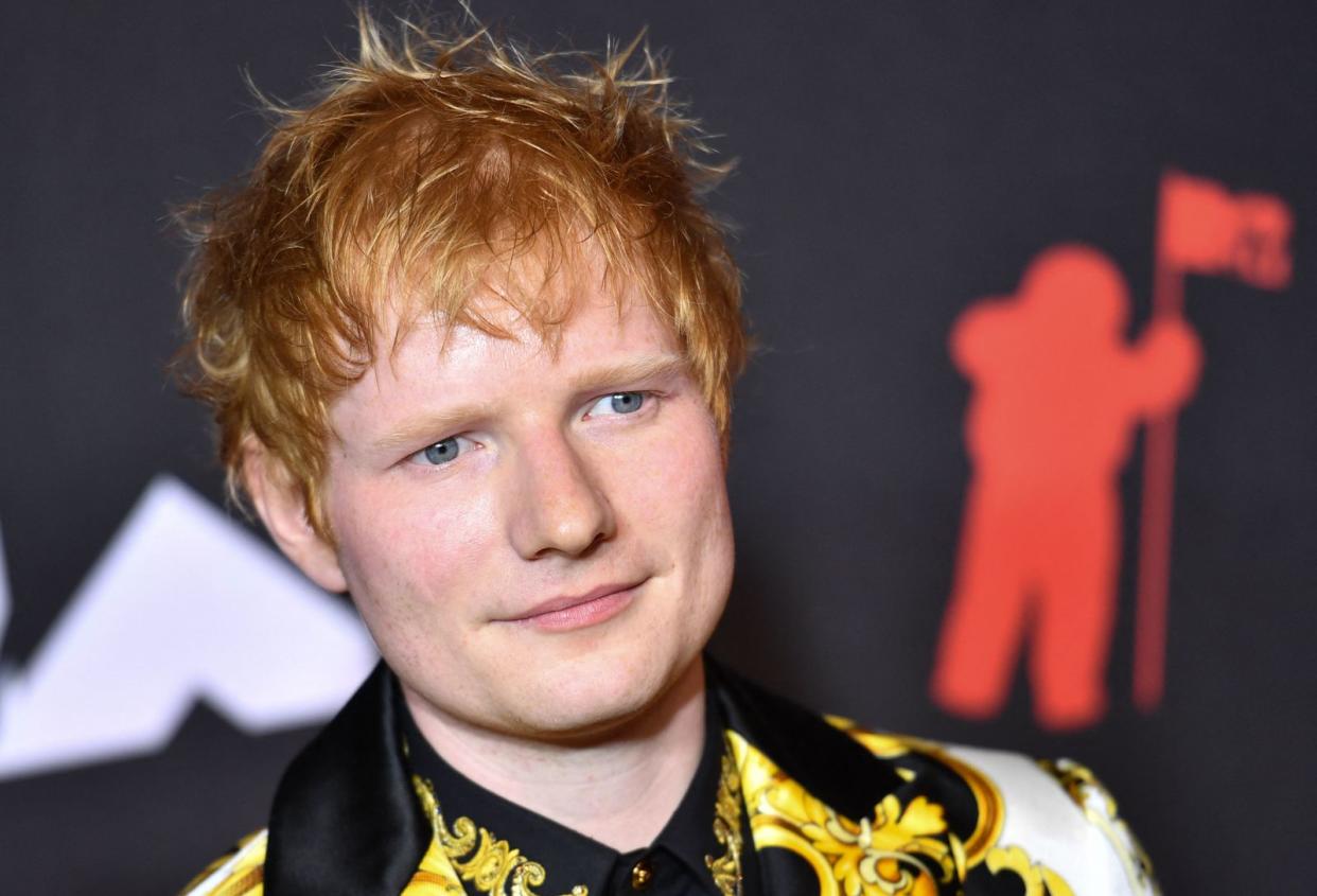 Nach seinem Auftritt bei den MTV Video Music Awards hielt Ed Sheeran mit seiner Meinung nicht hinter dem Berg. In einem Podcast bezeichnete er Preisverleihungen als "schrecklich".  (Bild: ANGELA WEISS/AFP via Getty Images)