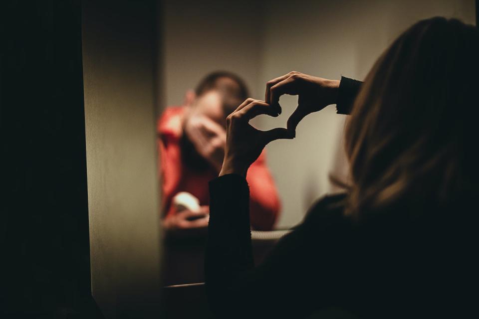 Sometimes people visiting loved ones in prison must talk on a phone, with a piece of glass separating them. <a href="https://www.gettyimages.com/detail/photo/male-prisoner-sharing-love-with-wife-in-prison-royalty-free-image/1250157575?phrase=%22prison%20visit%22&adppopup=true" rel="nofollow noopener" target="_blank" data-ylk="slk:South_agency/E+ via Getty Images;elm:context_link;itc:0;sec:content-canvas" class="link ">South_agency/E+ via Getty Images</a>