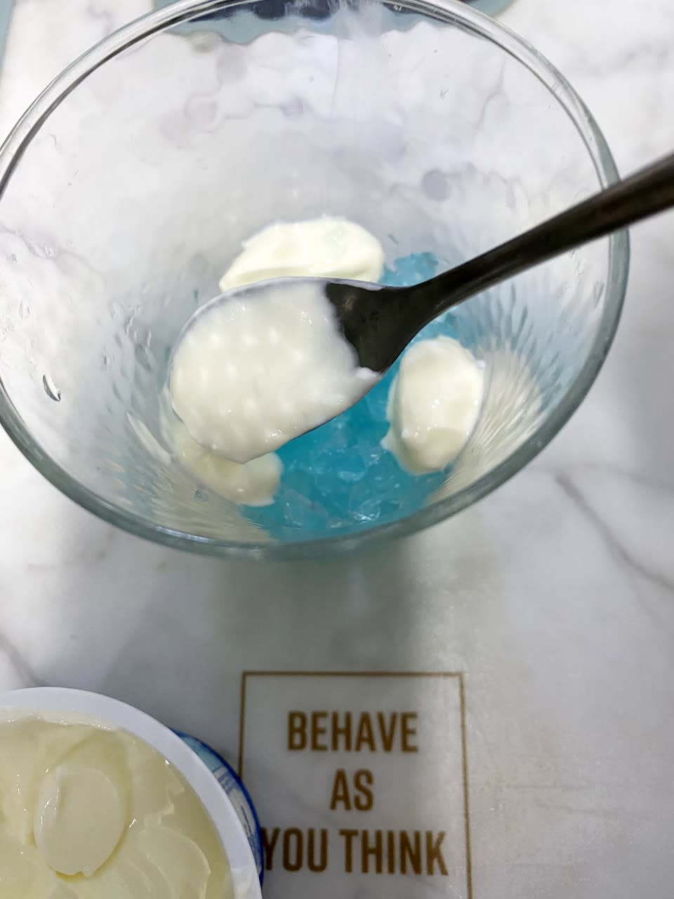 甜品食譜｜夏日打卡甜品！藍天白雲果凍 加一樣材料製作白雲？