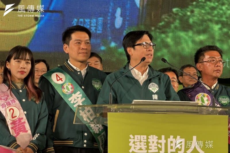 <cite>民進黨賴蕭配7日在高雄舉行大造勢，圖為高雄市長陳其邁站台助講。（黃信維攝）</cite>