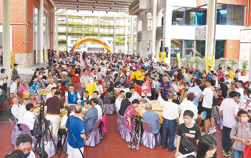 台北市中原客家崇正會迄今已屆71年，由於近日適逢母親節，今年活動中特別安排了客家母親歌唱比賽，也表揚客家模範母親，包括4日的健走活動，共有約2500人參加。（黃敬文攝）