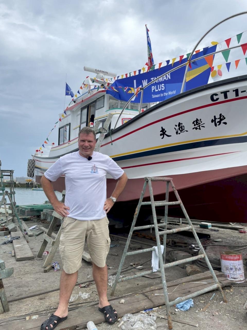 TaiwanPlus 全新生活旅遊節目《Happy Fisherman 豪哥海上看台灣》主持人李豪在他的漁船「快樂漁夫號」前開心留影。(TaiwanPlus提供)