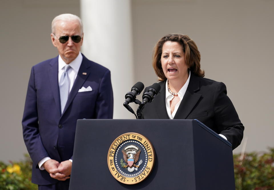 US-Präsident Joe Biden hört zu, wie die stellvertretende Generalstaatsanwältin Lisa Monaco bei einer Veranstaltung zur Ankündigung von Maßnahmen zur Bekämpfung der Geisterwaffenkriminalität im Weißen Haus in Washington, USA, am 11. April 2022 spricht. REUTERS/Kevin Lamarque