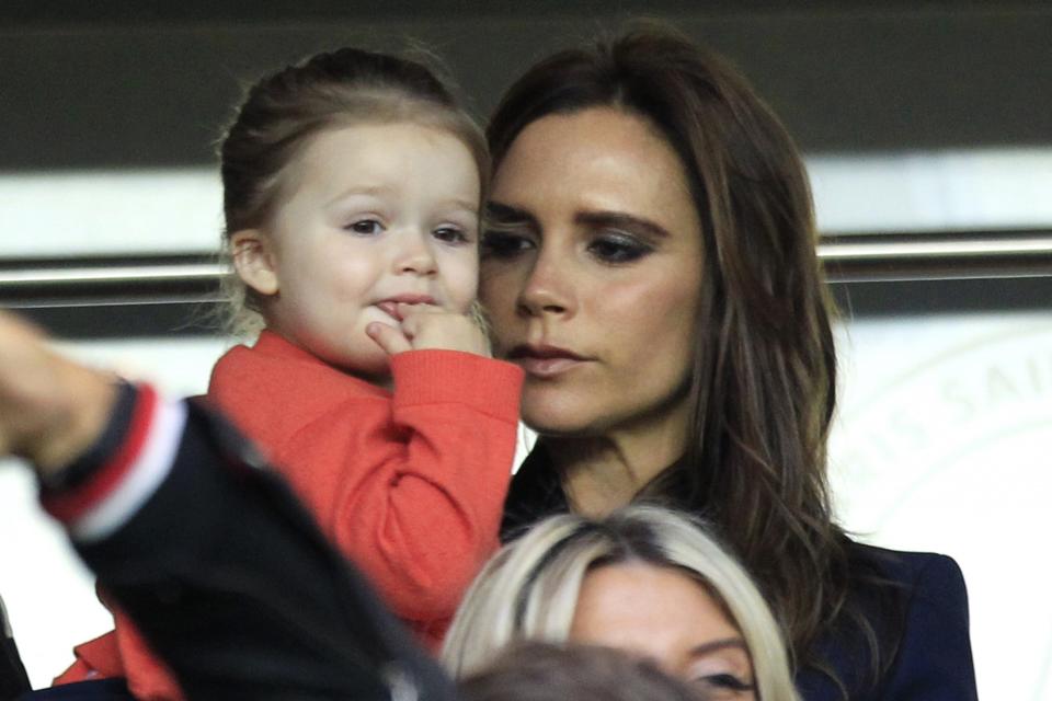 Victoria Beckham und ihre Tochter Harper sind das perfekte Fashion-Duo. (Bild: AP Photo/Thibault Camus)