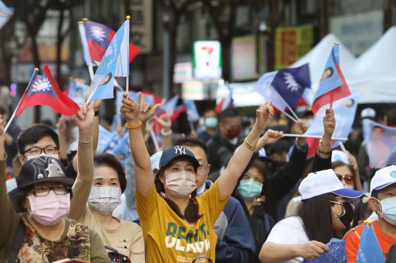 ▲蔣萬安支持者湧入競選總部，現場情緒沸騰。（圖／NOWNews攝影中心）