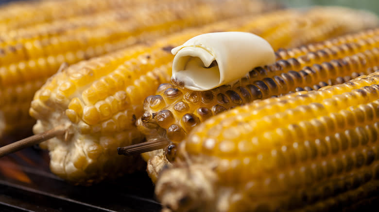 Grilled corn with butter
