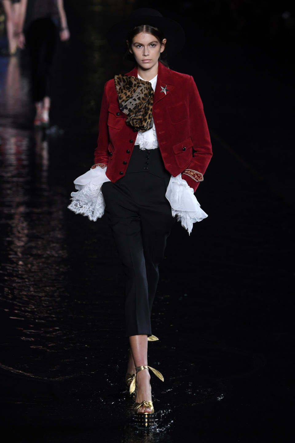 Kaia Gerber lief in einem Outfit von Saint Laurent über den Catwalk, das an ein Torero-Outfit erinnerte. (Bild: Getty Images)