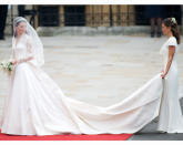 Kate sah in ihrem Brautkleid wunderschön aus. Aber fast hätte ihr noch eine Beauty im weißen Kleid die Show gestohlen: Unvergessen bleibt der Auftritt von Kates Schwester Pippa, die mit ihrem Knackpo nicht nur die Medien begeisterte. (Bild: WENN)