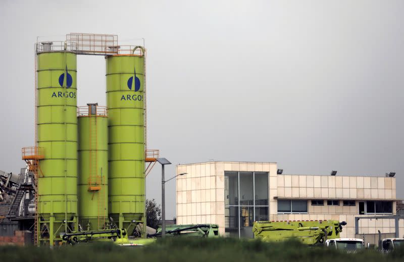 Foto de archivo. Silos de la colombiana Cementos Argos se ven en una planta en Bogotá.