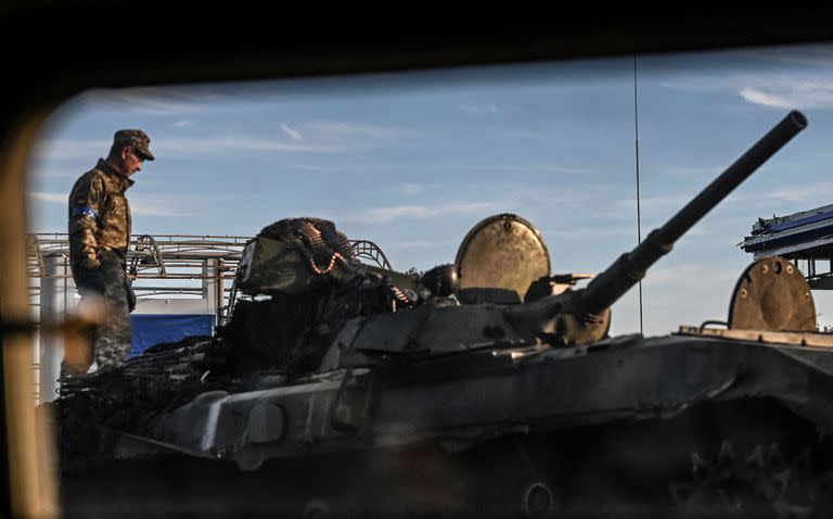 Un combatiente ucraniano se encuentra en la parte superior de un tanque en Kharkiv el 9 de septiembre de 2022, en medio de la invasión rusa de Ucrania. (Foto de Juan BARRETO / AFP)