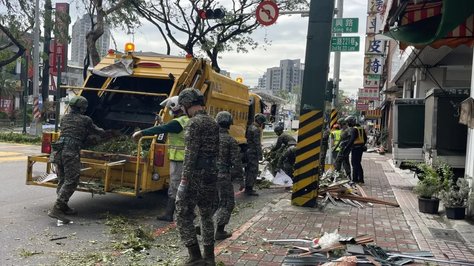 山陀兒颱風讓高雄市連放4天颱風假，國軍協助清理傾倒的路樹及街道。記者劉學聖／攝影