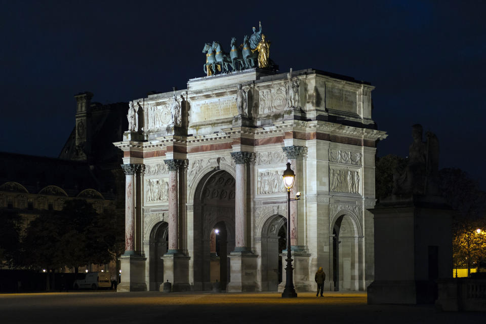 30 ottobre: primo giorno del nuovo lockdown in Francia, il secondo dopo quello primaverile per tentare di frenare l’impennata dei contagi da coronavirus. A Parigi non si vede quasi nessuno in giro. (AP Photo/Lewis Joly)