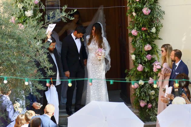 <p>Karine Ferri et Yoann Gourcuff à la sortie de l'église de La Motte (Var) le 9 juin 2019</p>