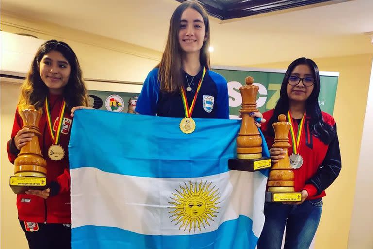 Candela en la cima del podio y con la bandera argentina; la bonaerense sigue acumulando títulos de campeona.