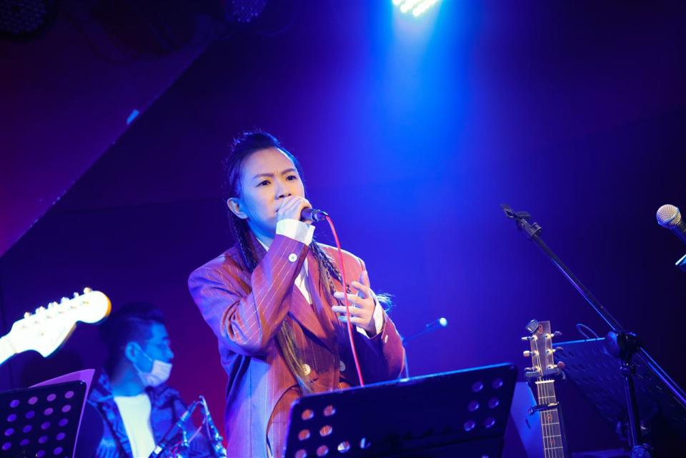 張芸京上周末在小河岸舉辦了音樂會，選唱了鬼滅之刃的《炎》送給已故好友艾成。（圖／經紀人提供）
