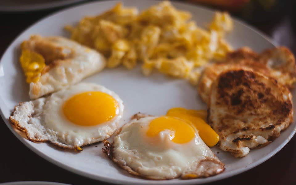 Sí, se pueden tomar 12 huevos a la semana.