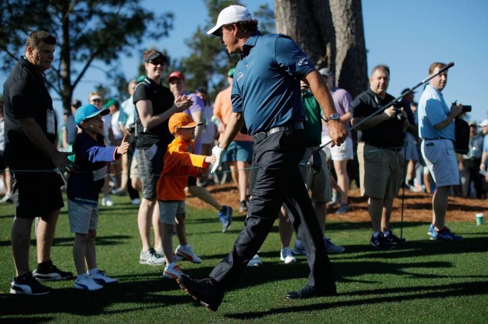 <p>US-Golfer Phil Mickelson klatscht während einer Trainingsrunde beim 2017-US-Masters-Golfturnier in Augusta einen jungen Fan ab. (Bild: Reuters/Mike Segar) </p>